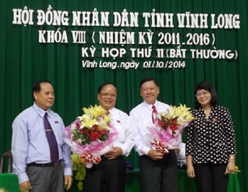 Ông Trần Văn Rón (thứ 2 từ phải sang) là tân Chủ tịch UBND tỉnh Vĩnh Long.