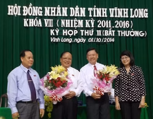 Ông Trần Văn Rón (thứ 2 từ phải sang) là tân Chủ tịch UBND tỉnh Vĩnh Long.