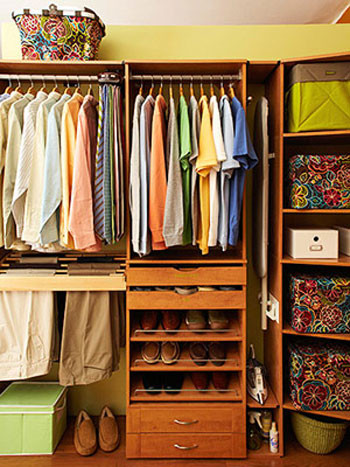 Thay bàn là khi đi du lịch. Khi đi du lịch bạn không thể mang bàn là theo. Vậy thì hãy tận dụng ngay chiếc máy sấy tóc nếu bạn có mang theo hoặc rất nhiều khách sạn hiện nay đều rất chu đáo khi trang bị thêm máy sấy ở phòng cho khách. Đặt quần áo bằng phẳng trên giường và dùng máy sấy sấy tập trung vào phần vết nhăn nhé.