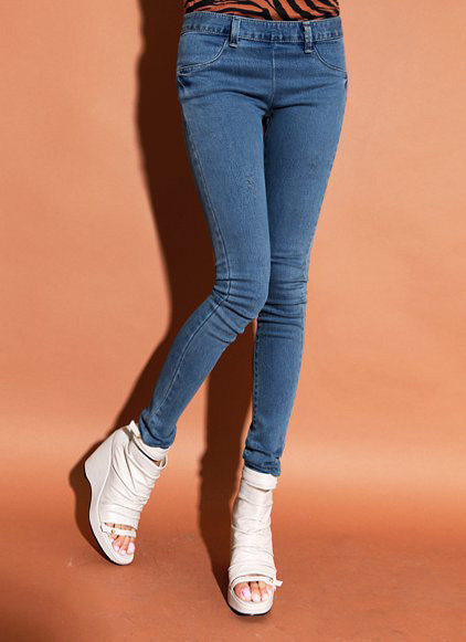 Kéo dài quần jean của bạn. Khi cần gấp chiếc quần trong một sự kiện, bạn hãy dùng máy sấy sấy khô chiếc quần. Sau đó khi xỏ quần, bạn có thể dễ dàng mặc nó. Bạn sẽ cảm thấy nó vừa hơn cả về chiều dài lẫn chiều rộng trong khi trước đó nó khá chật và bó sát vào người.