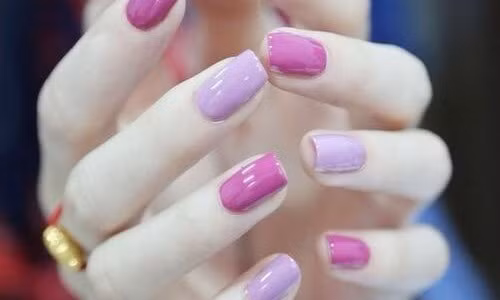 Làm khô màu sơn móng tay. Mùa hè màu nail khô rất nhanh, nhưng mùa đông bạn sẽ cần đến máy sấy nếu không muốn ngồi chờ móng tay khô thật lâu.