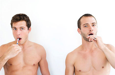 Chải kỹ mặt trước, mặt sau và mặt nhai của răng. Chú ý chải những khu vực tập trung mảng bám, cao răng: kẽ răng, các răng bị khập khểnh không đều, mặt nhai của răng hàm, mặt ngoài và mặt sau của răng cửa hàm dưới.