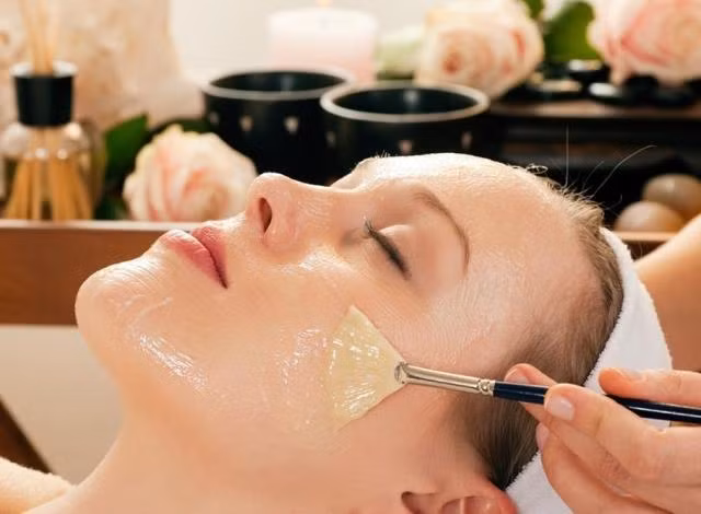 Mặt nạ lòng trắng trứng. Lấy một lòng trắng trứng gà trộn với một thìa nhỏ sữa bột và mật ong, trộn đều thành dạng hồ hoặc chỉ dùng lòng trắng trứng gà. Buổi tối rửa mặt xong, dùng dung dịch này bôi lên mặt để khoảng 20 phút. Thực hiện liên tục sẽ giúp da mặt nhẵn mịn và giảm nếp nhăn.