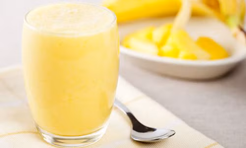 Sinh tố chuối sứ. Chuối sứ có chứa nhiều vitamin A, B1, B2, B6, B12, C, D, E và các khoáng chất như magiê, kali, sắt, phốt pho, flo và iốt. Đặc biệt, lớp men của loại quả này rất tốt, do đó, sản phụ ăn chuối sứ thường xuyên hoặc uống sinh tố từ loại quả này sẽ giúp tăng lượng sữa mà không lo tăng cân.