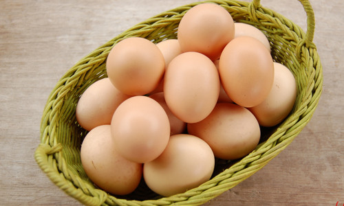 Trong bữa ăn nên tăng cường các loại thực phẩm chứa nhiều vitamin E, vitamin B như thịt nạc, trứng, sữa, các loại đậu… để cải thiện hình dạng ngực.