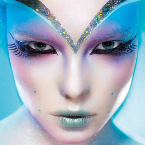 Công chúa băng giá quyến rũ và huyền bí.