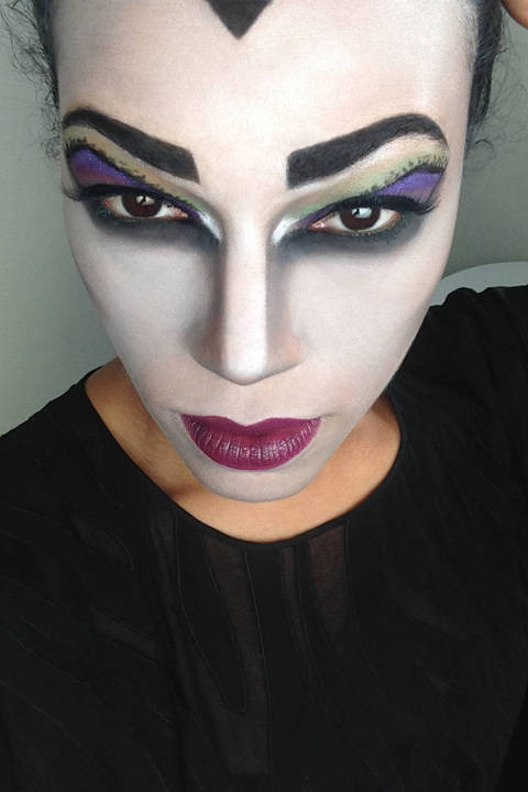 Hóa trang thành mụ phù thủy với khuôn mặt dữ tợn.