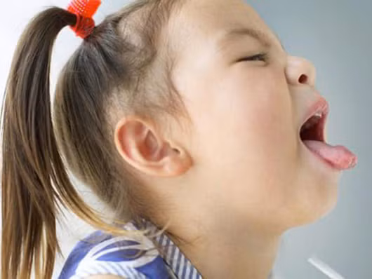 Dễ bị bệnh. Việc ly hôn của bố mẹ đặt nhiều áp lực lên trẻ nhỏ, có thể ảnh hưởng nghiêm trọng tới sức khỏe của trẻ. Vấn đề ly hôn của bố mẹ làm suy yếu hệ thống miễn dịch, khiến chúng dễ mắc nhiều bệnh tật hơn. Bởi ly hôn dẫn đến thiếu hụt sự quan tâm, chăm sóc và tình yêu của cả bố và mẹ, chúng sẽ luôn cảm thấy bất an, không yên tâm vì cuộc sống của mình.