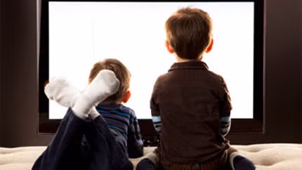 Giảm trí thông minh. Bạn có giới hạn thời gian xem TV của con mỗi ngày không? Bé chơi điện tử, dùng iPad hoặc điện thoại di động thế nào? Có nhiều nghiên cứu về thời gian ngồi trước màn hình quá nhiều ảnh hưởng như thế nào đến sự phát triển của trẻ, bao gồm kỹ năng tổ chức, tập trung và chơi thể thao kém, nhưng lại có ít hướng dẫn về thời gian xem bao nhiêu là nhiều.