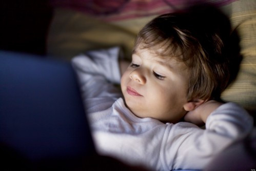 Xem tivi nhiều thể dẫn đến bệnh tự kỷ. Việc ngồi hàng giờ trước ti vi sẽ ảnh hưởng đến sự phát triển trí thông minh ở trẻ vì khi xem ti vi, trẻ chị tiếp nhận thông tin một cách thụ động. Quá say mê xem ti vi khiến bé trở nên thờ ơ, lạnh nhạt với cuộc sống xung quang, không thích kết bạn cũng như chơi các đồ chơi khác. Từ đó, bé trở nên cô độc, thích một mình và không muốn nói chuyện với ai, kể cả cha mẹ.