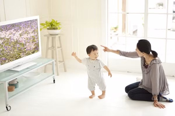 Tivi ảnh hưởng đến sự phát triển ngôn ngữ. Các nhà nghiên cứu Mỹ đã phát hiện ra rằng, âm thanh từ tivi có thể ảnh hưởng xấu đến sự phát triển ngôn ngữ trẻ mới biết đi. Các chuyên gia cho biết, trẻ em phát triển kỹ năng ngôn ngữ nhờ việc lắng nghe cha mẹ nói mỗi ngày - và cha mẹ nói chuyện với con cái của họ ít hơn khi tivi đang bật.