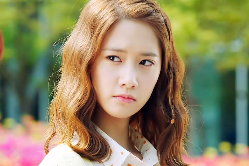 Yoona. Để có được làn da trắng mịn như vậy, Yoona cho biết bí quyết dưỡng da của cô là sữa tươi. Trong sữa có chứa hàm lượng vitamin A, D, E cao, vì thế, đây là sản phẩm chống viêm tuyệt vời cho da. Axit lactic trong sữa cũng là chất tẩy tế bào chết tự nhiên, giúp da sáng và mịn hơn.
