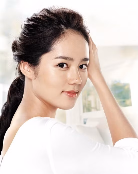Han Ga In. Bí mật về làn da trắng mịn màng và không có mụn đầu đen của nữ diễn viên xinh đẹp này chính là nước ép trái cây. Han Ga In rất coi trọng nước ép trái cây trong chế độ ăn của mình. Cô uống nước ép mỗi ngày đồng thời đắp mặt nạ trái cây để làn da trắng hồng tự nhiên.