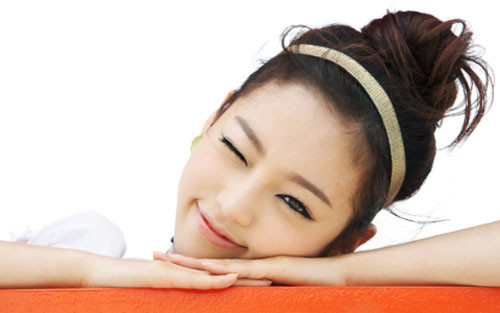 Goo Hara. Thành viên của KARA thường xuyên ăn và đắp mặt nạ bằng trái cây để giữ nét trẻ trung, mịn màng cho làn da của mình. Mặt nạ dưa leo cũng đặc biệt được Goo Hara yêu thích để dưỡng da và làm trắng da.