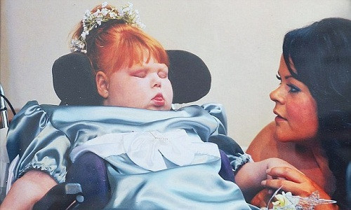 Bà mẹ trẻ Charlotte Fitzmaurice đã có quyết định khó khăn khi xin cho con được chết để giải thoát khỏi những cơn đau đớn.