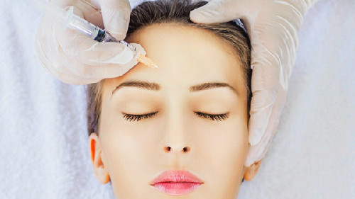 Phẫu thuật trán sử dụng chất độn hoặc cấy mỡ tự thân. Vì vậy, không có đường mổ, cũng không có sẹo ở da đầu. Các vùng lõm trên trán được khắc phục, làm đầy, tạo ra những đường nét đẹp và đầy đặn cho toàn bộ khuôn mặt.