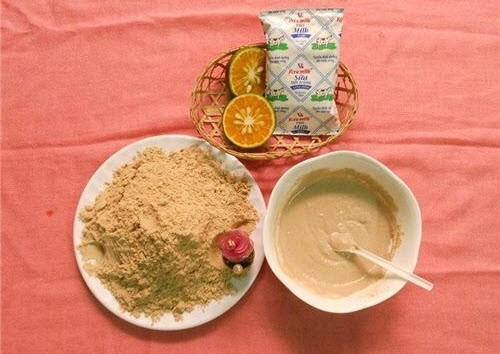 Cám bột gạo. Bạn cần một thìa cám bột gạo và một thìa nước thường, trộn lẫn với nhau, trước khi rửa mặt với sữa rửa mặt bạn hãy dùng hỗn hợp này đắp lên da mặt, đặc biệt nên chú ý đến cằm, má, mũi. Sau đó 5 phút thì rửa lại với nước ấm và cuối cùng là rửa lại với nước muối loãng.