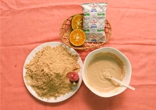 Cám bột gạo. Bạn cần một thìa cám bột gạo và một thìa nước thường, trộn lẫn với nhau, trước khi rửa mặt với sữa rửa mặt bạn hãy dùng hỗn hợp này đắp lên da mặt, đặc biệt nên chú ý đến cằm, má, mũi. Sau đó 5 phút thì rửa lại với nước ấm và cuối cùng là rửa lại với nước muối loãng.