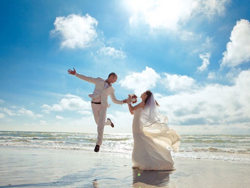 Ôm cũng giúp cải thiện đời sống tình dục của bạn. Một nghiên cứu của Archives of Sexual Behavior cho thấy các cặp vợ chồng có hành động ôm ấp sau quan hệ tình dục thường hài lòng hơn với những lần yêu sau, và duy trì cảm xúc yêu thương lâu dài hơn.