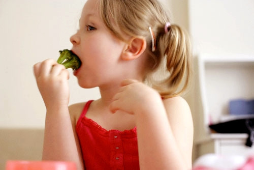 Hãy giảm các thực phẩm từ sữa và tăng cường thực phẩm nhiều chất xơ trong chế độ dinh dưỡng của bé. Nếu bác sĩ đồng ý, bạn có thể dùng thêm các loại thực phẩm bổ sung giàu chất xơ cho bé trong một thời gian ngắn.