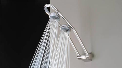 Tắm nước ấm bằng vòi hoa sen và hít hơi nước trong phòng tắm. Hoặc nhúng một cái khăn mặt vào nước nóng, đặt trước mặt và hít thở hơi nóng từ khăn mặt.