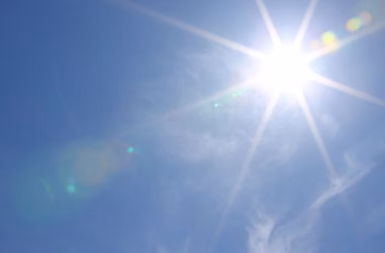 Tránh tiếp xúc trực tiếp với ánh nắng mặt trời. Bà bầu nên tránh tiếp xúc trực tiếp với ánh nắng mặt trời, khi cơ thể bị quá nóng có thể gây tình trạng mất nước, tăng thân nhiệt và ảnh hưởng trực tiếp đến em bé. Ngoài ra, nên tắm vòi hoa sen để hạ nhiệt cơ thể tốt nhất.