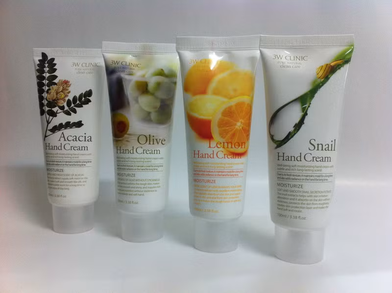 Kem dưỡng da tay. Một đôi bàn tay thô ráp sẽ khiến cho nàng mất tự tin khi giao tiếp, nhất là khi phải bắt tay khách hàng. Hãy chọn mỹ phẩm này làm quà tặng và nhắc nàng luôn mang theo một lọ kem dưỡng da tay khi đi làm là cách tốt nhất để bảo vệ đôi tay của mình, hơn nữa nó còn giúp nàng tự tin hơn khi đi gặp đối tác/khách hàng.