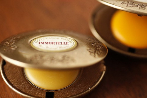 Hoặc bạn cũng có thể tặng nàng một thỏi/lọ nước hoa khô. Nếu mang theo chai nước hoa đi làm thì lại quá lỉnh kỉnh, vậy nên một hũ/tuýp nước hoa khô mini sẽ là sự lựa chọn hoàn hảo với các cô nàng. Với sản phẩm nước hoa khô dạng sáp, nàng có thể thoa lên vùng đằng sau tai, vùng cổ hay cổ tay để có được mùi hương nồng nàn và tỏa ngát.