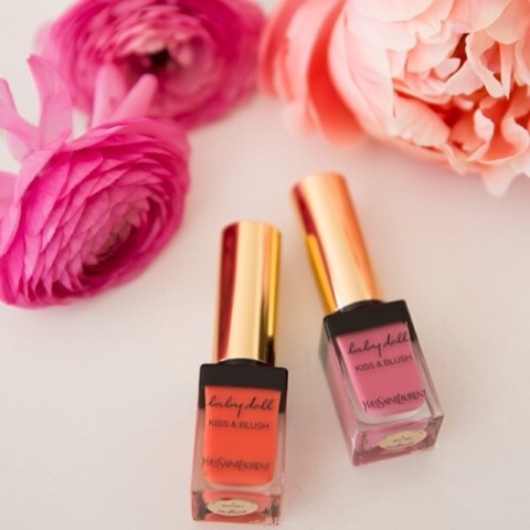 Một hũ kem môi má đa năng lấy lòng nàng. Cheek and lips stain (sản phẩm 2 trong 1), dòng sản phẩm mới nhất nằm trong danh sách mỹ phẩm mơ ước của nhiều cô nàng đáp ứng hoàn hảo hai yêu cầu này khi nàng có thử sử dụng cả cho môi lẫn má và vì đây là dòng sản phẩm stain nên màu sắc sẽ được giữ trên gương mặt của nàng rất lâu. Có thể nói nếu như bạn chọn mỹ phẩm này, bạn đã lấy lòng được cô nàng của mình.