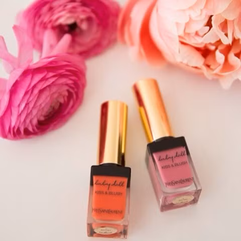 Một hũ kem môi má đa năng lấy lòng nàng. Cheek and lips stain (sản phẩm 2 trong 1), dòng sản phẩm mới nhất nằm trong danh sách mỹ phẩm mơ ước của nhiều cô nàng đáp ứng hoàn hảo hai yêu cầu này khi nàng có thử sử dụng cả cho môi lẫn má và vì đây là dòng sản phẩm stain nên màu sắc sẽ được giữ trên gương mặt của nàng rất lâu. Có thể nói nếu như bạn chọn mỹ phẩm này, bạn đã lấy lòng được cô nàng của mình.