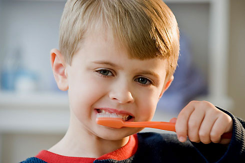 Chọn loại kem đánh răng trẻ yêu thích. Khi bé mới tập đánh răng, bố mẹ có thể cho bé đánh răng với 1 chút nước ấm hay muối nhạt, sau đó cho bé làm quen dần với kem đánh răng. Các loại kem đánh răng dành cho trẻ rất đa dạng, tuy nhiên, hãy gợi ý cho bé chọn loại kem mà bé yêu thích, để việc đánh răng cũng trở thành niềm yêu thích với bé.