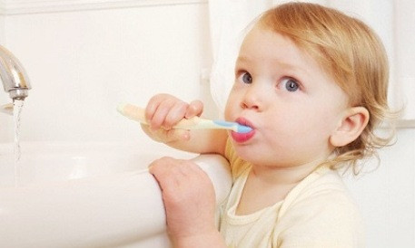 Đánh răng cùng 'bạn thân'. Nếu con có một món đồ chơi yêu thích, hãy để con đưa bạn đi đánh răng cùng, thậm chí là đánh răng cho bạn. Điều đó sẽ giúp con cảm thấy việc đánh răng vui vẻ hơn và cảm thấy yên tâm hơn khi có 'bạn đồng hành'.