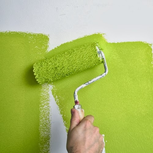 Đồ nội thất mới được sơn lại. Đồ nội thất mới được sơn lại có chứa một chất hóa học gọi là creosol. Hóa chất này nguy hiểm cho phụ nữ mang thai vì nó dễ dàng hấp thụ qua da của mẹ và gây hại cho bé trong bụng.