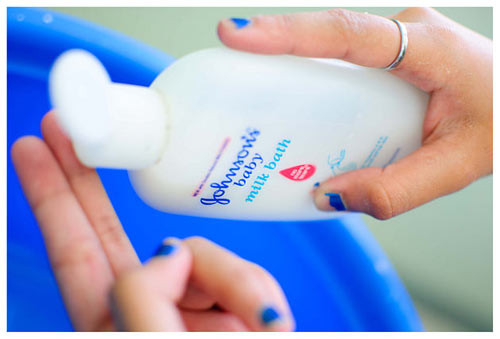 Một cách vệ sinh chổi cọ trang điểm vô cùng đơn giản là dùng sữa tắm trẻ em. Sữa tắm của trẻ là loại sản phẩm cực kỳ nhạy cảm, dịu nhẹ và ít hóa chất. Vì các sợi lông trên chiếc chổi cọ cũng rất mỏng manh, nên sữa tắm trẻ em sẽ là sự lựa chọn thông minh. Bạn chỉ việc xả chiếc cọ với nước rồi thêm vài giọt sữa tắm lên, nhẹ nhàng vò những sợi lông từ ngọn đến chân cọ. Rửa sạch lại vài lần với nước rồi phơi chỗ khô thoáng.