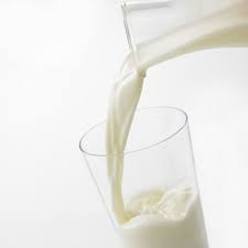 Giảm sữa. Dù nhiều canxi nhưng sữa có thể làm nặng thêm ngạt mũi. Hãy thử giảm sữa và tìm kiếm các nguồn khác thay thế sữa như phômai, sữa chua... trong chế độ ăn hàng ngày của bạn.