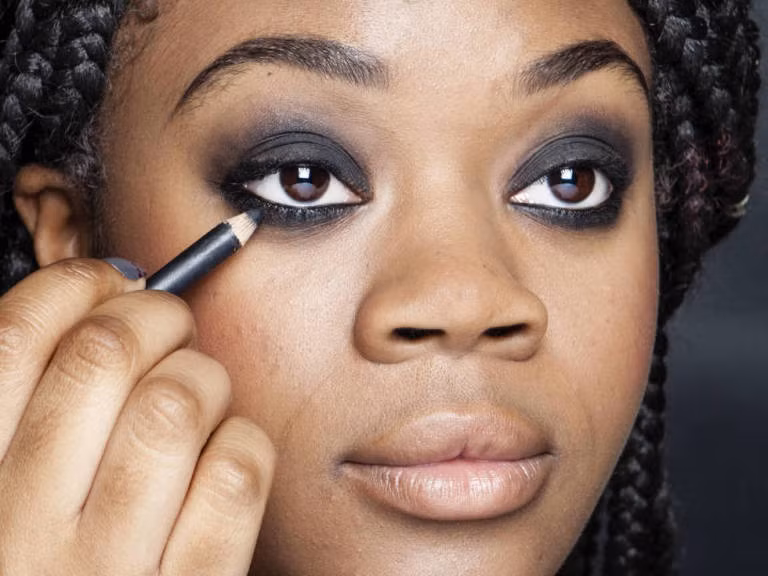 Bước 2: Dùng chỉ kẻ màu đen kẻ dưới viền mắt để tạo độ sâu và huyền bí cho đôi mắt.