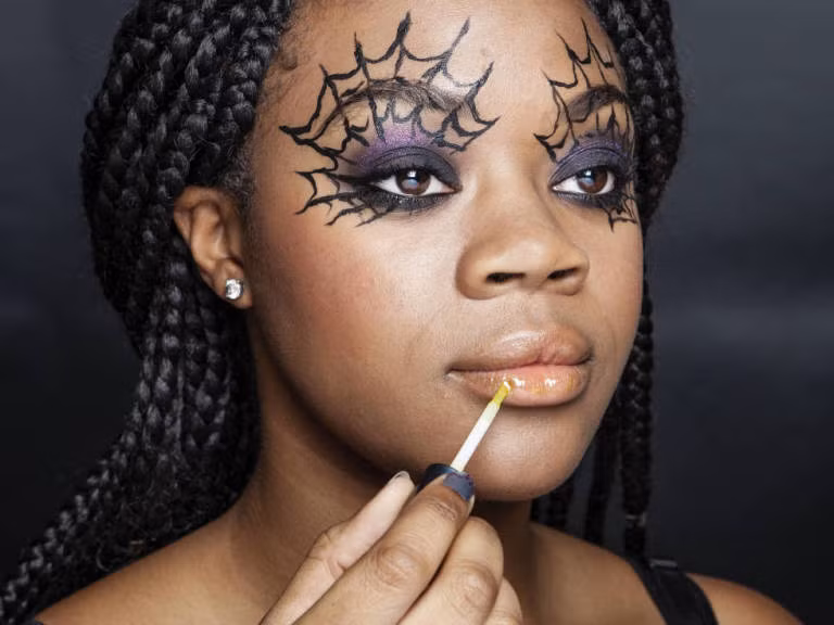 Bước 7: Tô thêm một chút son bóng tạo sự quyến rũ cho khuôn mặt.