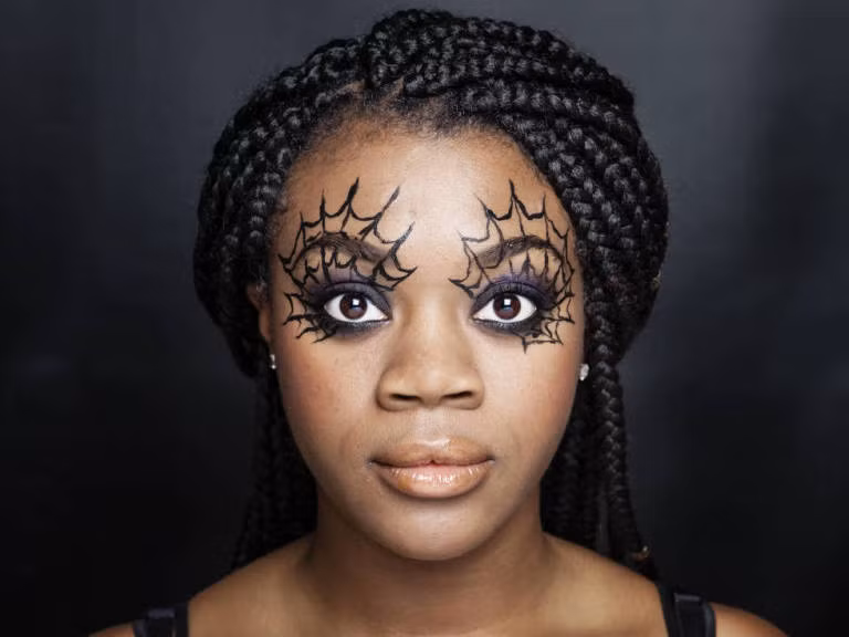 Để có được kiểu vẽ mắt ấn tượng như hình này, hãy làm tuần tự theo các bước dưới đây.