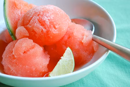 Kem. Trái với điều mà nhiều người vẫn hay nghĩ rằng món kem ngọt và béo có thể là thủ phạm khiến cân nặng tăng vùn vụt. Theo nghiên cứu của các nhà khoa học Mỹ lại tiết lộ rằng chính món ăn hấp dẫn này sẽ giúp bạn giảm cân. Tác dụng "kì lạ" này là do kem rất giàu canxi, mà việc thiếu hụt canxi lại chính là nguyên nhân khiến cơ thể chúng mình tiết ra một hormon "xấu" có tác dụng kêu gọi mỡ thừa tập trung lên các vùng của cơ thể.