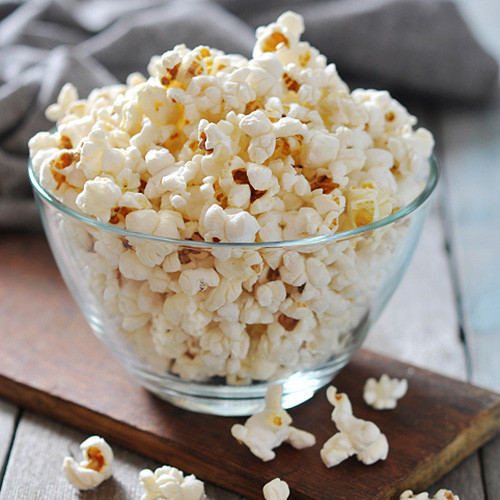 Bắp rang bơ. Nếu không cho quá nhiều bơ và muối, bắp rang là một thực phẩm tuyệt vời để giảm cân bởi nó chứa ít calo, nhiều chất xơ giúp tăng cảm giác no.