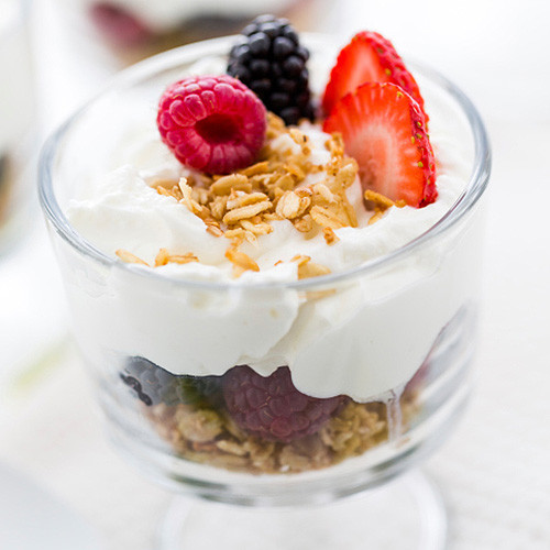 Sữa chua Hy Lạp. Bạn có thể kết hợp sữa chua Hy Lạp với mật ong, ca cao hay trái cây để tạo thành đồ ăn vặt thật ngon miệng mà ko lo béo. Sữa chua Hy Lạp là thực phẩm giàu canxi, giàu vitamin giúp tăng cảm giác no, giảm cân lành mạnh.