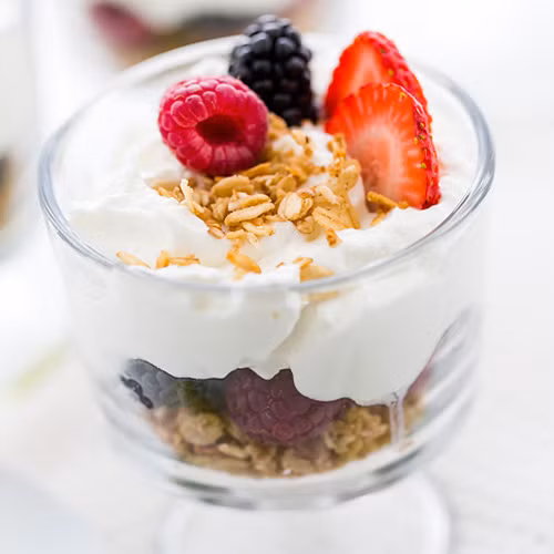 Sữa chua Hy Lạp. Bạn có thể kết hợp sữa chua Hy Lạp với mật ong, ca cao hay trái cây để tạo thành đồ ăn vặt thật ngon miệng mà ko lo béo. Sữa chua Hy Lạp là thực phẩm giàu canxi, giàu vitamin giúp tăng cảm giác no, giảm cân lành mạnh.