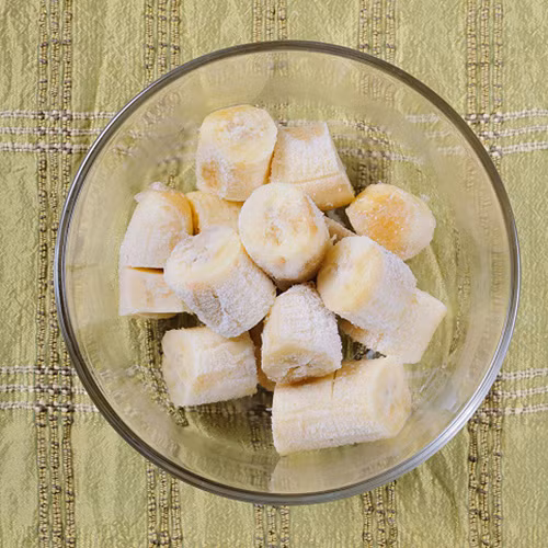 Chuối lạnh. Ngoài việc chứa nhiều chât xơ, chuối là thực phẩm phù hợp cho những ai muốn giảm cân mà háo ngọt. Kali có trong chuối sẽ ức chết natri, giảm đầy hơi và ức chế tích lũy chất béo.