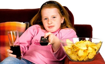 Hạn chế việc xem tivi. Nên cho trẻ ngủ đủ giấc. Tivi, game được xem là đồng minh của bệnh béo phì. Theo một số nghiên cứu, khi xem tivi, sự trao đổi chất giảm đáng kể. Vì thế, ta nên hạn chế cho trẻ chơi game, xem tivi để giúp trẻ giảm cân hiệu quả.