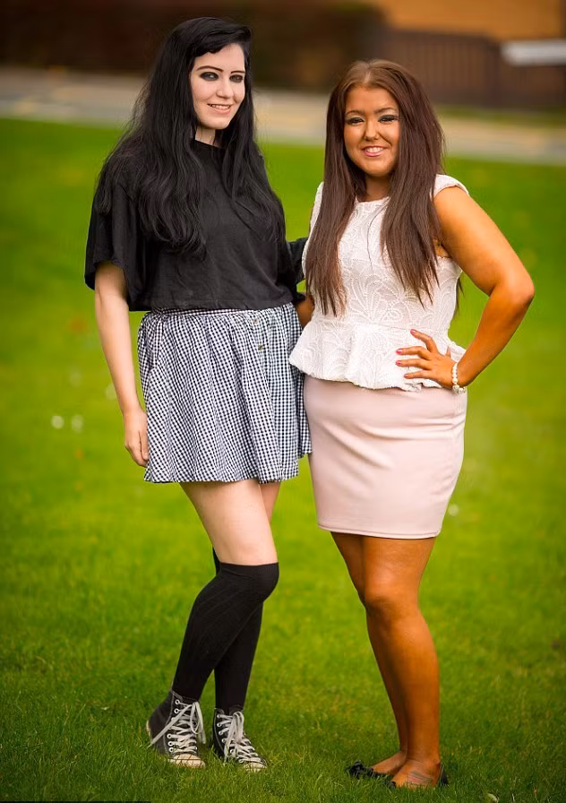 Nước da nâu đặc biệt khiến Hannah trông hoàn toàn đối nghịch khi đứng cạnh cô bạn thân Elizabeth Sullivan, người có làn da trắng không tì vết.