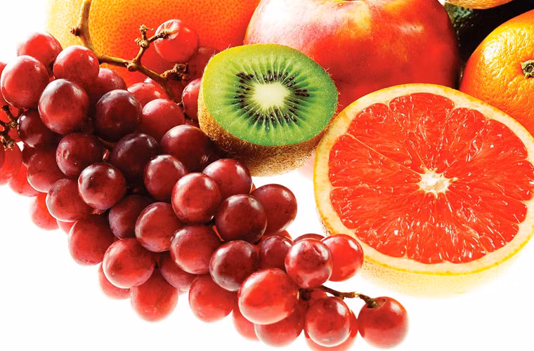 Chế độ dinh dưỡng giải nhiệt cơ thể. Đồ ăn và hoa quả ngày hè phong phú hơn, nhưng thới tiết nắng nóng khiến bà bầu cảm thấy mệt mỏi và cũng kén hơn. Do đó, để đảm bảo sức khỏe cũng như sự phát triển của thai nhi, bà bầu nên lựa chọn những đồ ăn tươi, thanh đạm, như các loại thịt nạc, trứng, đậu, rau xanh và hoa quả.