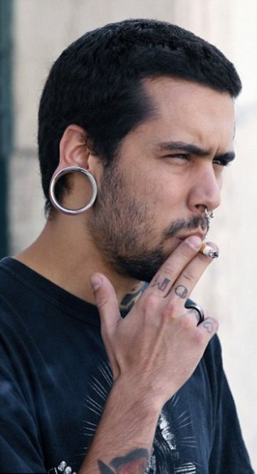 Dù đây từng đước xem là trào lưu làm đẹp nổi danh một thời, tuy nhiên, đối với nhiều ngành nghề, dường như kiểu làm đẹp này gây ra ấn tượng xấu.