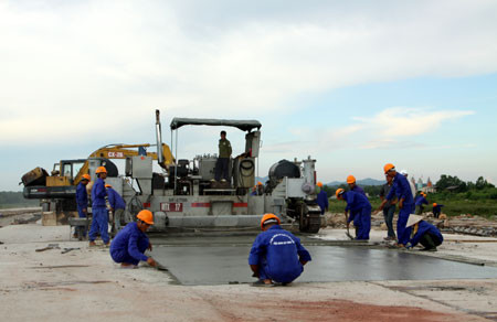 Công nhân Tổng công ty ACC thi công đường băng sân bay Kép.