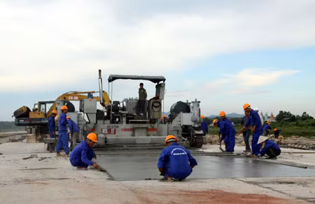 Công nhân Tổng công ty ACC thi công đường băng sân bay Kép.
