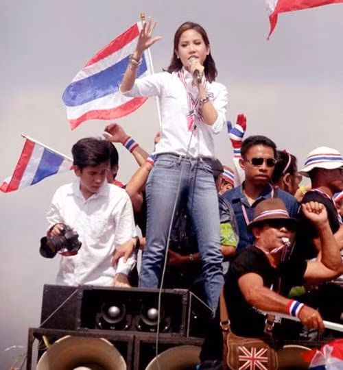 Nữ thừa kế xinh đẹp của hãng bia Singha nổi tiếng Thái Lan Chitpas Bhirombhakdi trong lần đi vận động. Cô vốn là cựu trợ lý phát ngôn viên của Đảng Dân chủ nước này và được xem là một trong những thủ lĩnh của phong trào biểu tình chống chỉnh phủ ở xứ Chùa Vàng.